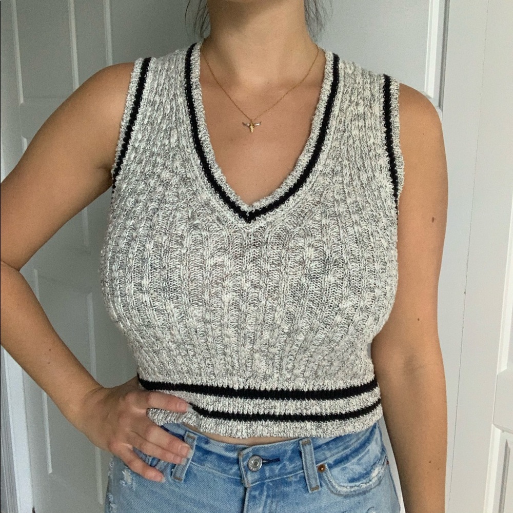 Sweater like sleeveless top